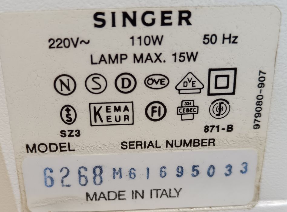Mașina de cusut electrica, cu pedală, Singer , cu accesoriile din poze
