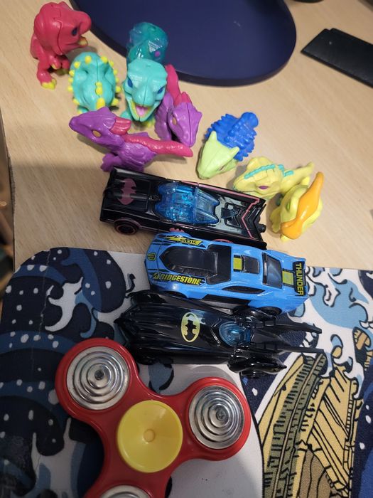 Продам коллекцию динозавров с киндер джой