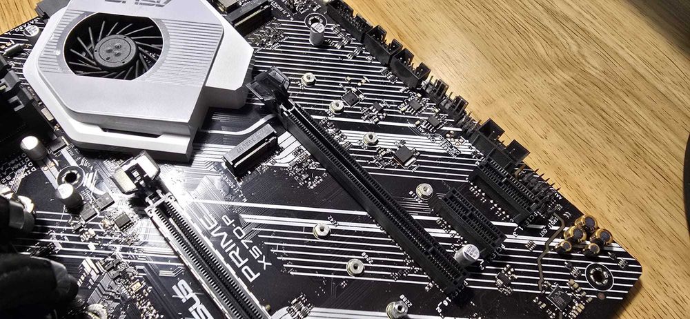 Componente PC de gaming sau munca