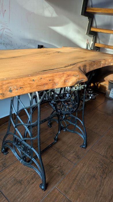 Masă din Stejar Masiv cu Picioare de Fontă Vesta – Piesă Unicat,