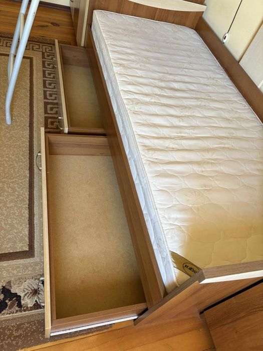 Двойно детско легло, с шкафове и гардероб