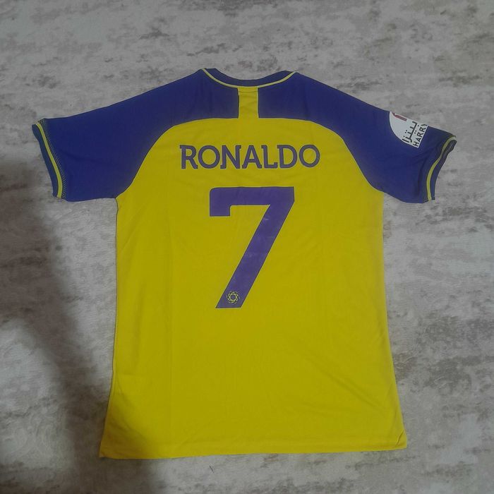 Спортни  тениски на едро шест броя по 15 лева бр