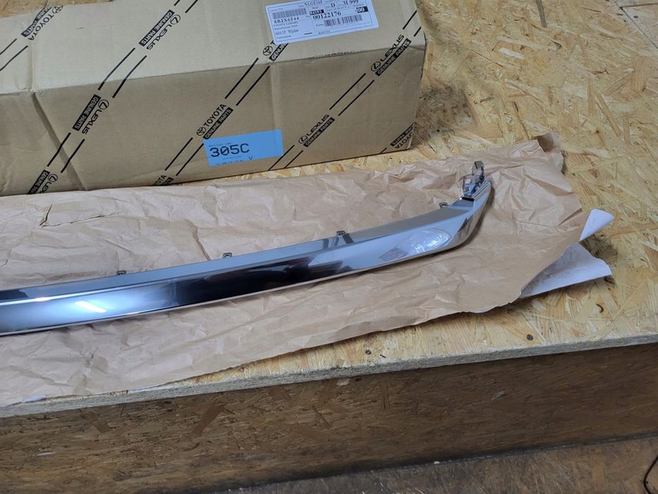 Хромирана лайстна за предна броня на Lexus