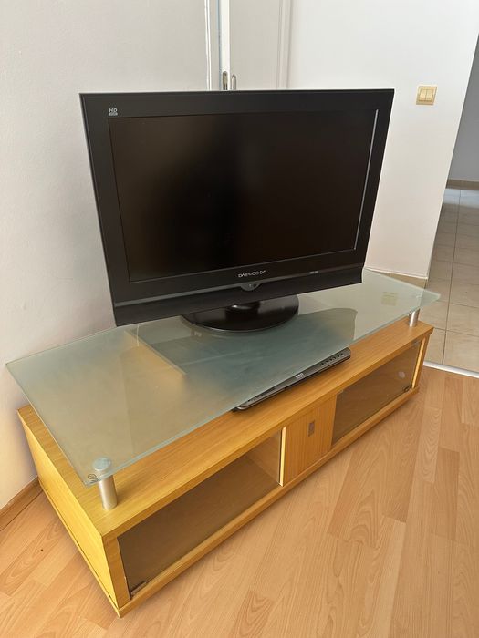 Телевизор, стойка за телевизор