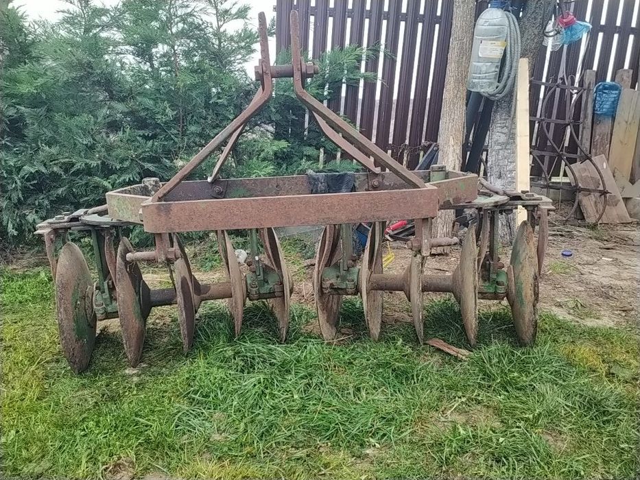 Disc agricol cu ridicare in tiranți