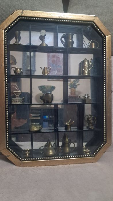 Vitrina cu 17 miniaturi din bronz