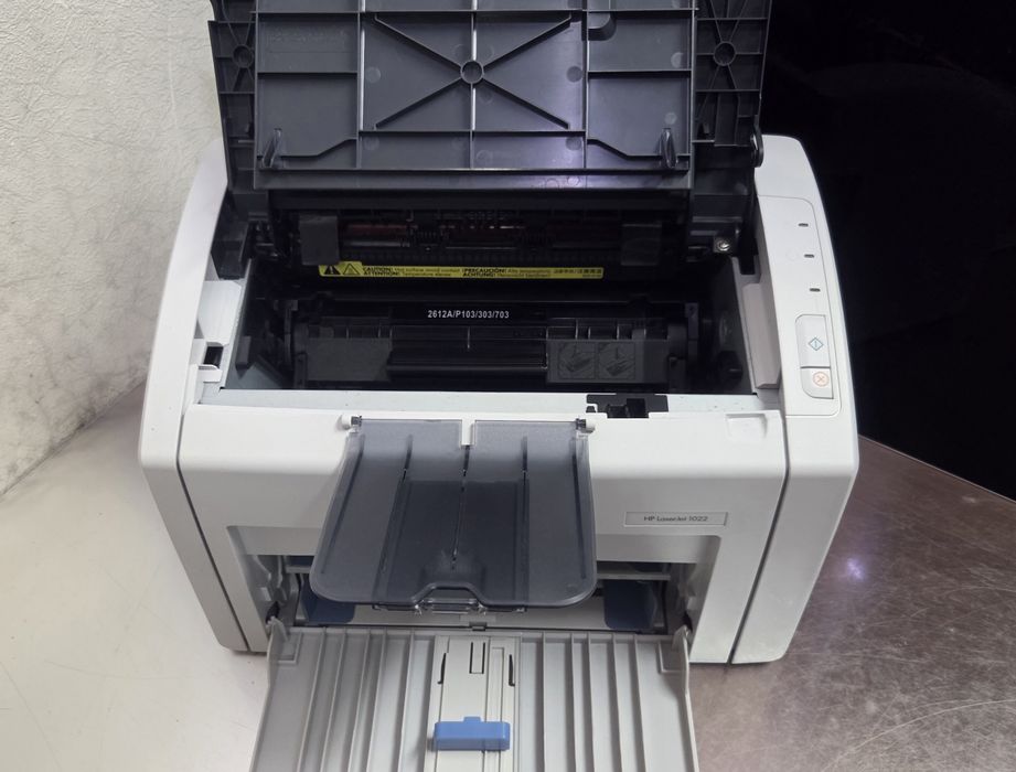 Продаю черно-белые лазерный принтер HP 1022