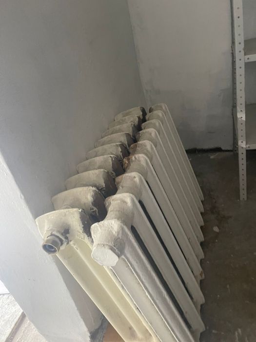 Батарии чугунные, дверь железная сейф