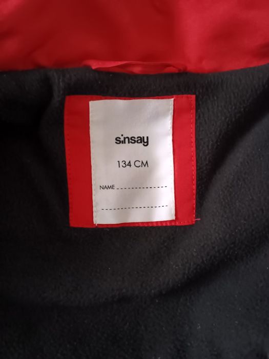 Vând geaca unisex.Culoare roșu mai închis.