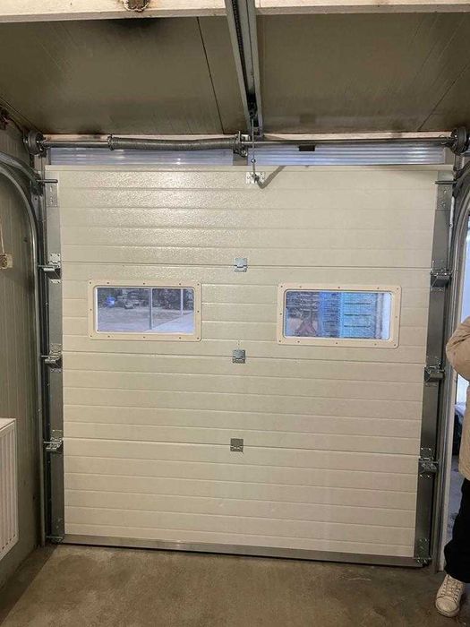 Usi de garaj rezidentiale cu hublouri