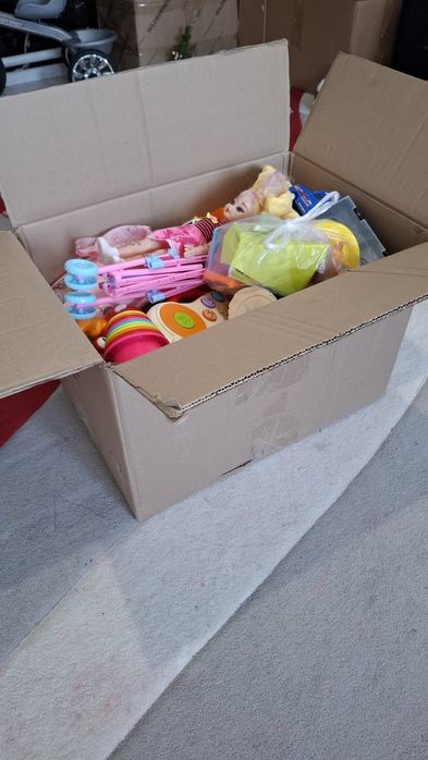 Продам 1 коробку игрушек
