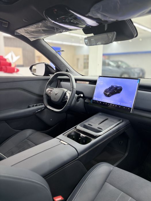 Voyah Courage 570KM Elektr (4 AWD 2 Mator) Full 1 yil garantiya