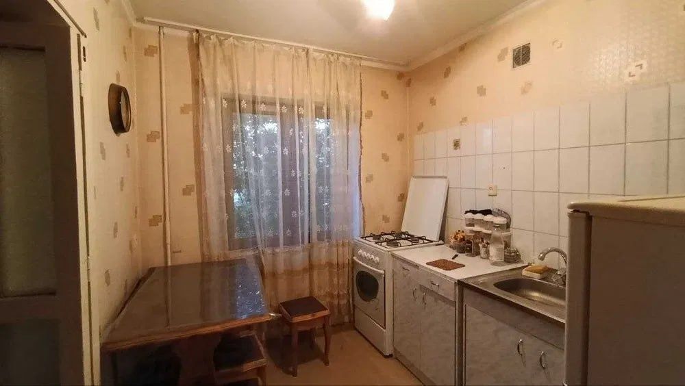 Максим Горький.Метро Буюк Ипак Йули. Буз базар Продам 1 комнатную квар