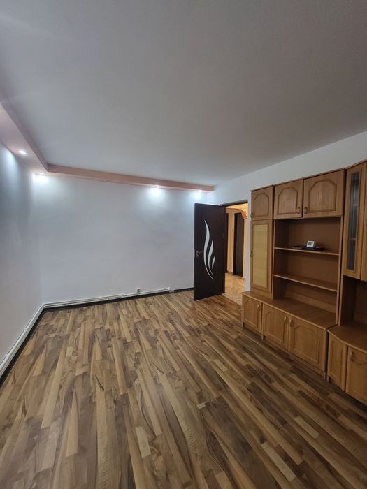 Inchiriez apartament 3 camere ,nemobilat,parter, stradal