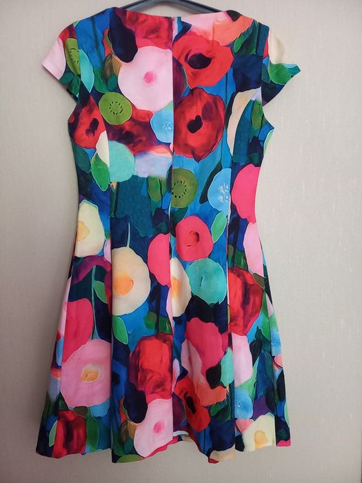 Продам нарядные платья