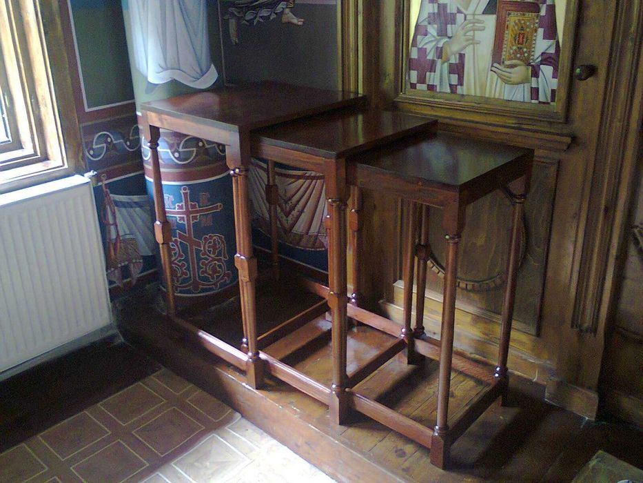 Църковни мебели от масивна дървесина