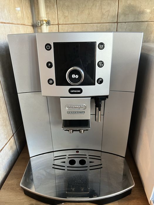 Espressor automat DeLonghi Perfecta Cappuccino ESAM 5500 – Stare Perfectă + Carafă Lapte
