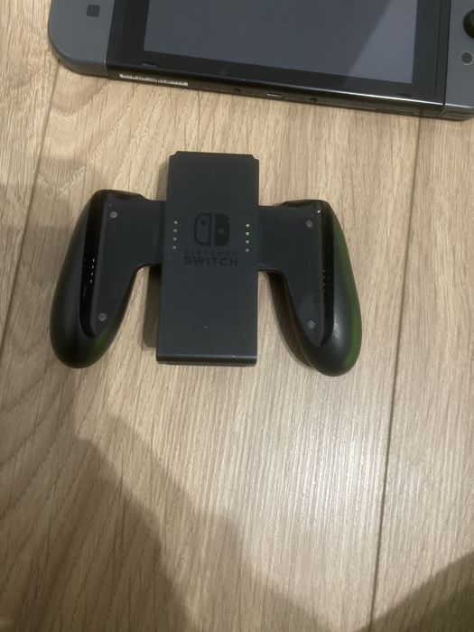 Vând nintendo  cu manete și jocuri și cont de fornite  cu 30 de skinur