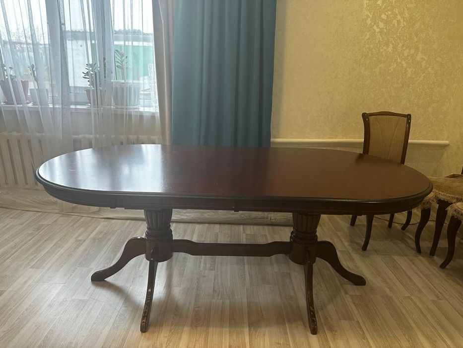 Деревянный стол для гостиной.