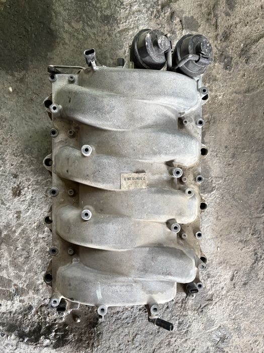 Впускной колектор мерседес от двигателя 273 с обьемом 5.5