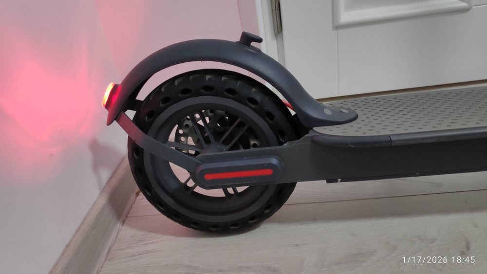 Trotineta AOVOPRO ES80. Stare ca noua. 350W, pliere rapida, 35 km.