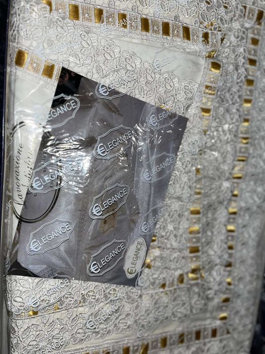 Луксозен комплект за дома – покривка с дантела и златисти детайли