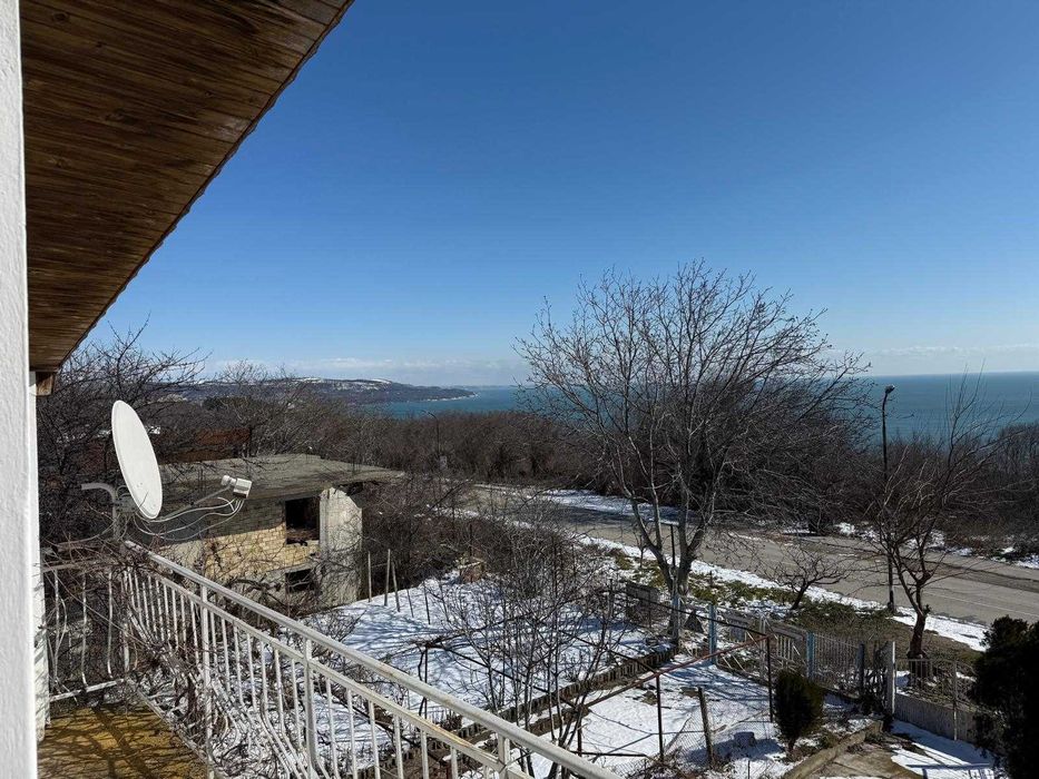 Вилна сграда и магазин за строителни материали