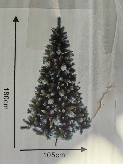 Коледна елха, 180 х 105, С играчки към нея