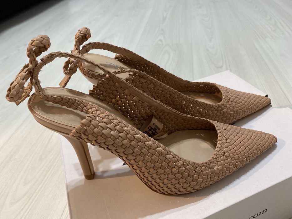 Pantofi decupati in spate