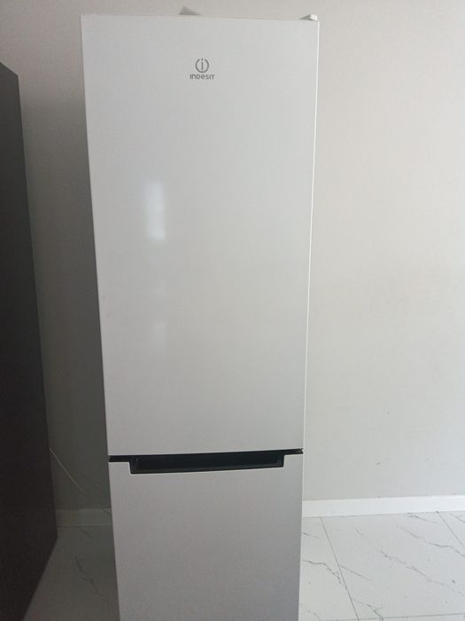 Продаю хололильник INDESIT
