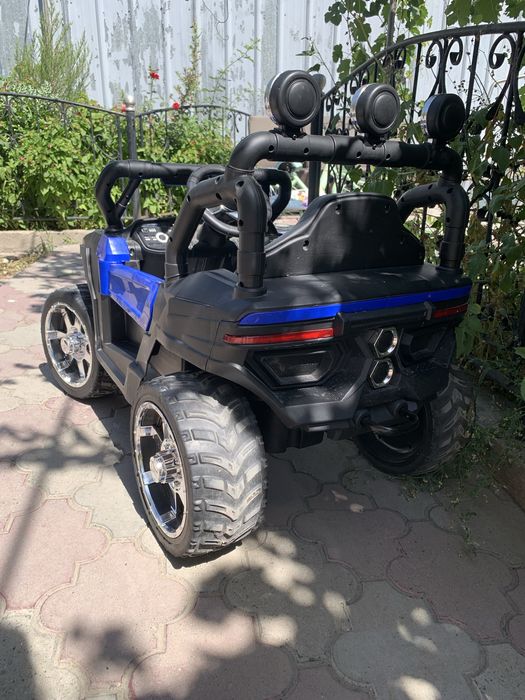 Машинка на пульте управления