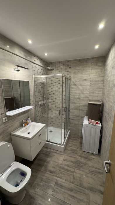 Inchiriez apartament 2 camere zona centrala str traian mobilat modern cu parcare subterana inclusa etaj3 bloc nou