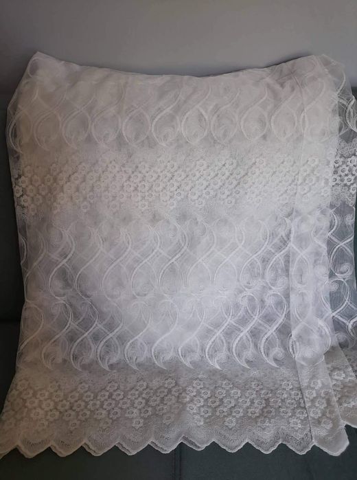 Чаршафи.Покривки за легло.Бели  копринени плътни завеси.