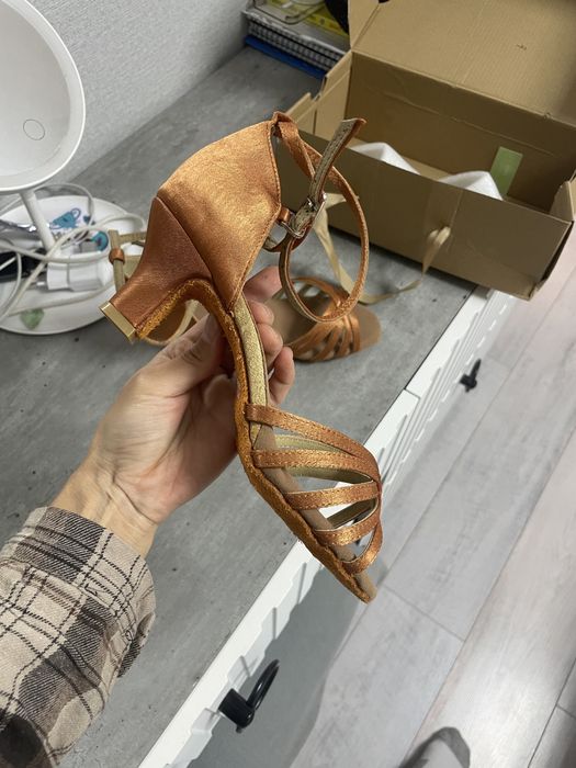 Продам новые бальные туфли
