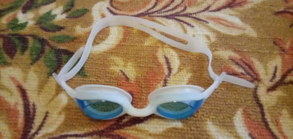 очки плавательные
