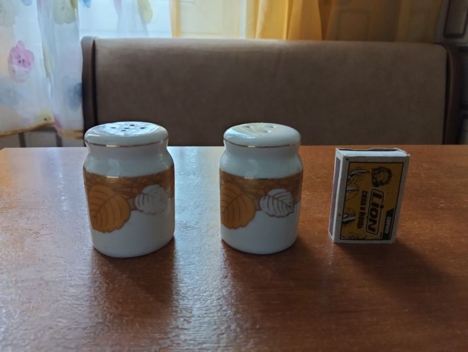 Продам фарфоровые солонку и перечница.