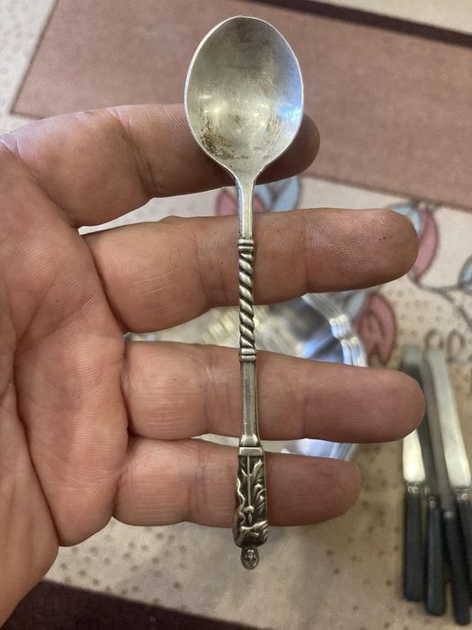 Посребрени съдове и прибори.