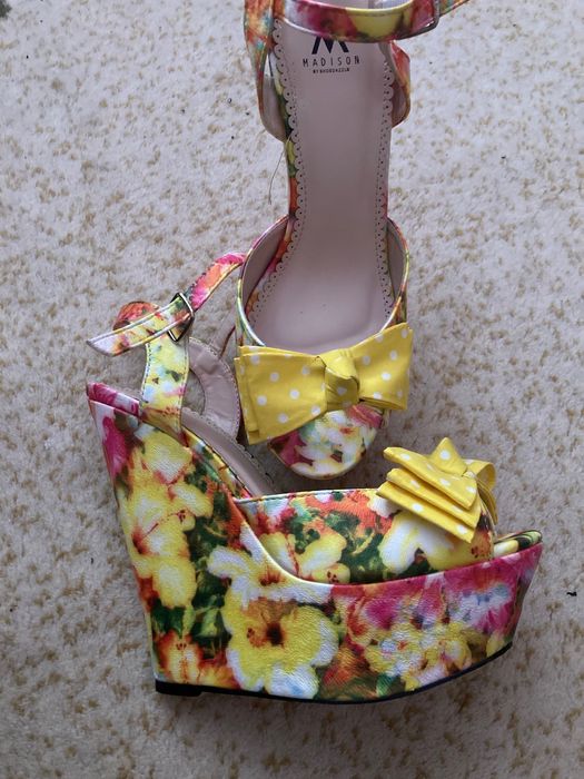 Летни обувки на платформа