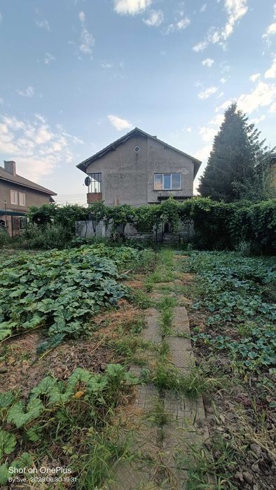 Продаваме масивна извънградска двуетажна жилищна сграда директно от собственик!