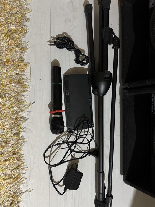 Музыкальные колонки и микрофон