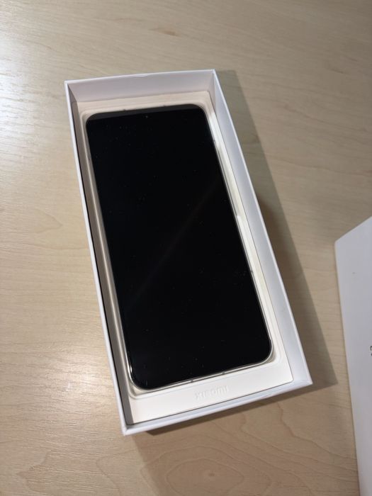 Продам смартфон xiaomi 13!