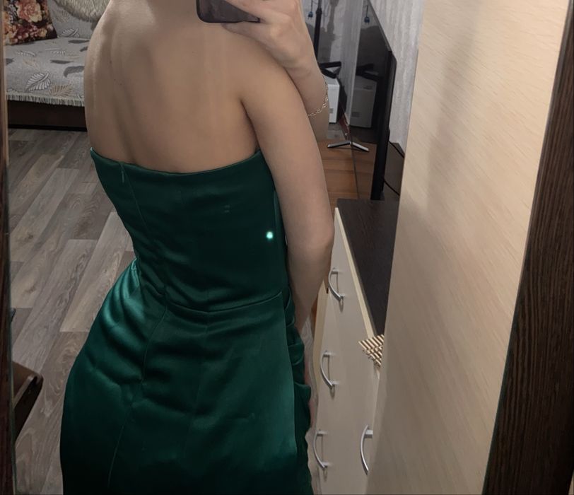 Платье атласное вечернее.