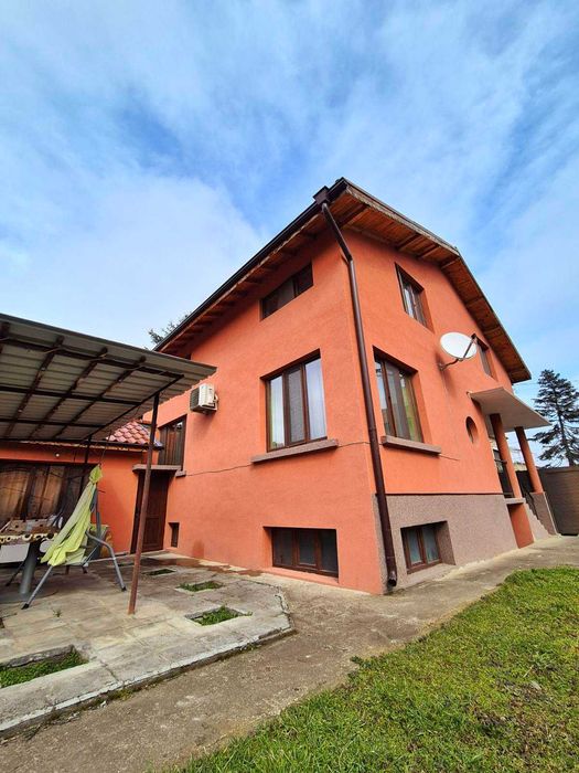 Дом готов за нанасяне в центъра на Бяла Слатина .