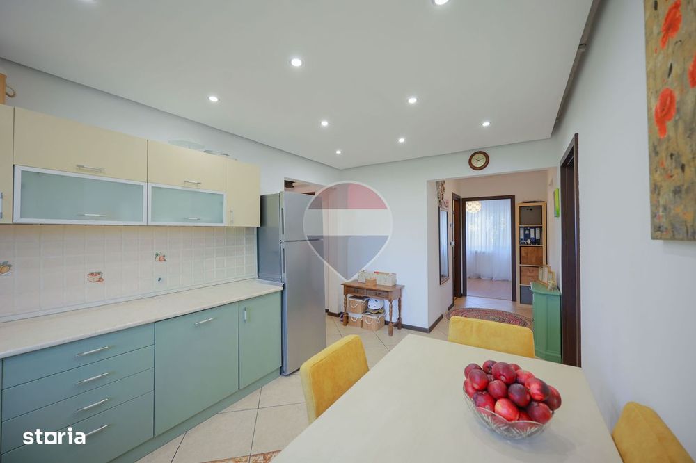 De vânzare apartament cu 4 camere și un loc de parcare, în Rogerius