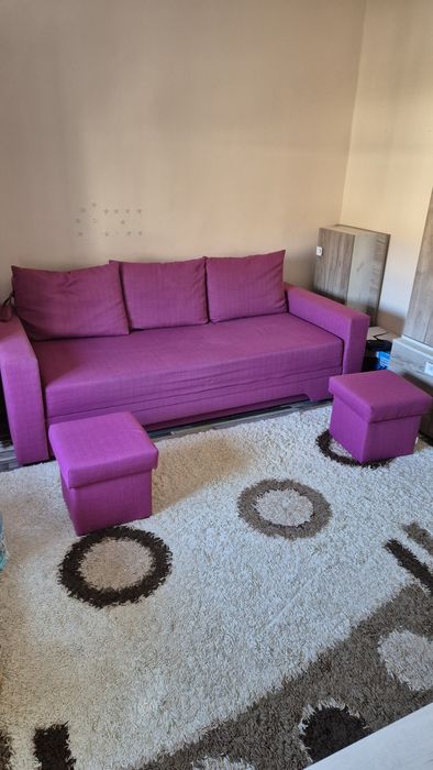 Vând mobilă de living cu canapea extensibilă și doi tabureți de cameră plus o masă de sticlă