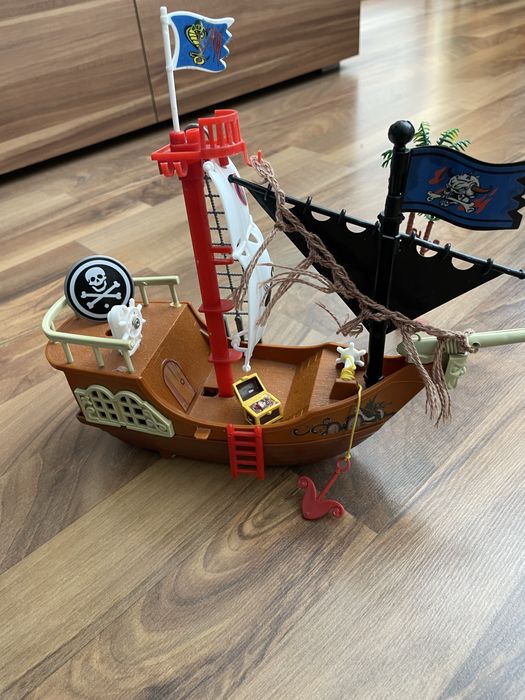 Пиратски кораб и остров на съкровища