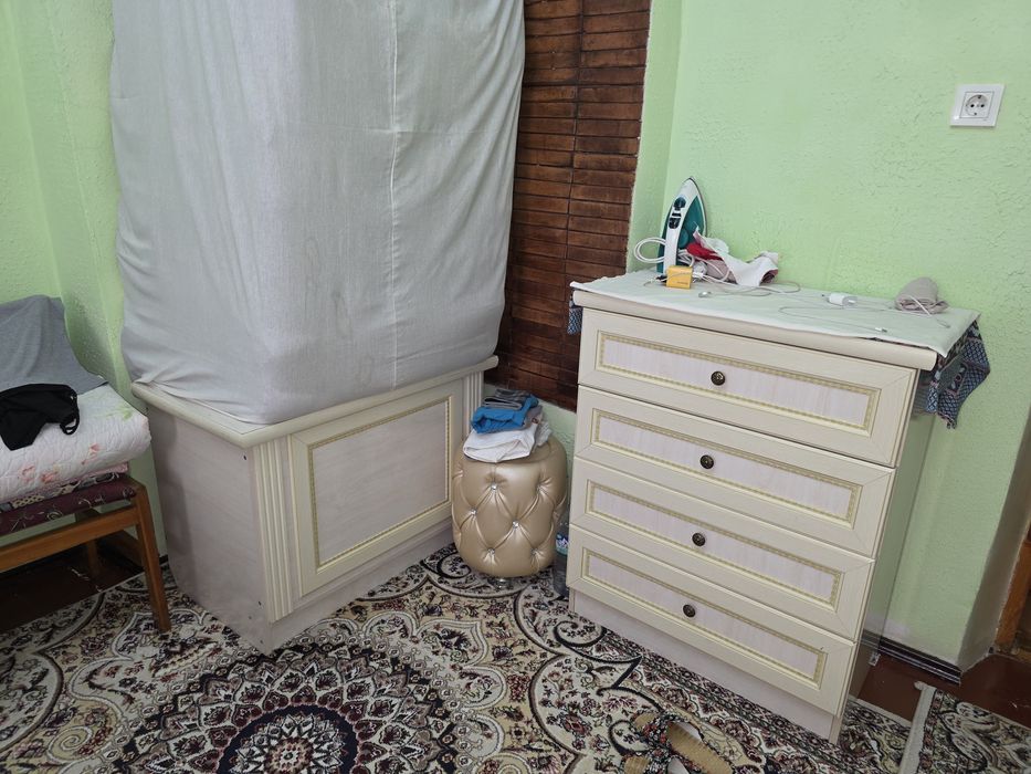 Срочно продаётся спальный гарнитур и сервант!!!