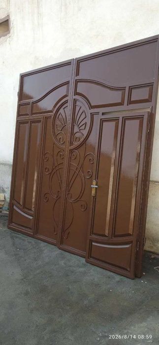Дарвоза қалин ва мустахкам темир листдан таёрланган