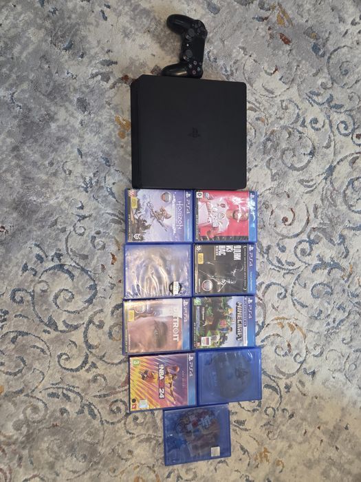 PlayStation 4 slim. Б/У. С дисками и джостиком в комплекте.