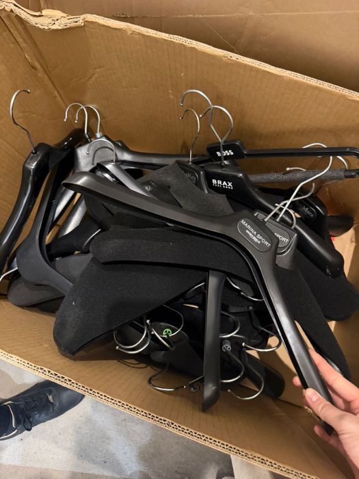 Вешалки от бренда Max Mara , Marina Rinaldi, Boss и не только